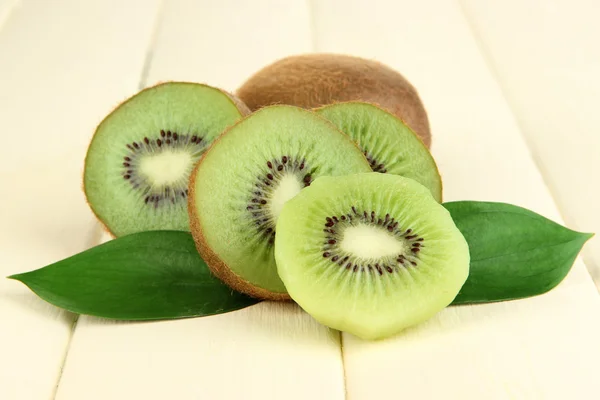 Ripe kiwi on wooden table close-up — Stock Photo, Image