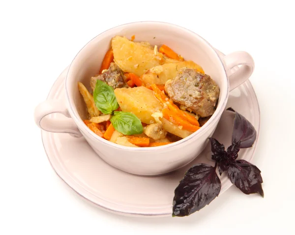 Homemade beef stir fry with vegetables in color bowl, isolated on white — Stock Photo, Image