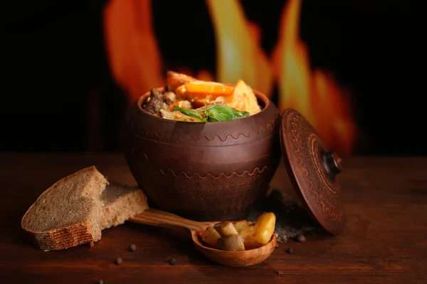 Hembakat Nöt stek med grönsaker i krukor på brand bakgrund火の背景にポットで野菜と自家製牛肉炒め — Stockfoto