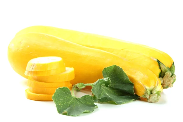 In Scheiben geschnittene rohe gelbe Zucchini, isoliert auf weiß — Stockfoto
