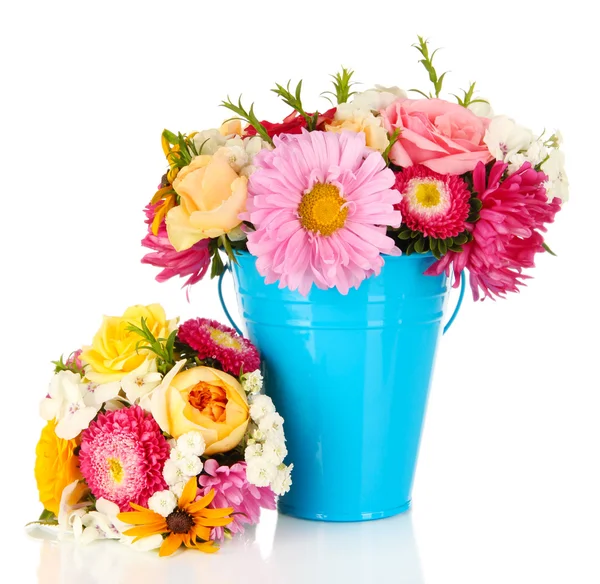 Красивый букет ярких цветов в цветной вазе, изолированные на белом — стоковое фото