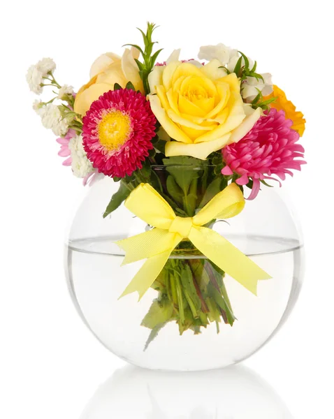 Belo buquê de flores brilhantes em vaso de vidro, isolado em branco — Fotografia de Stock