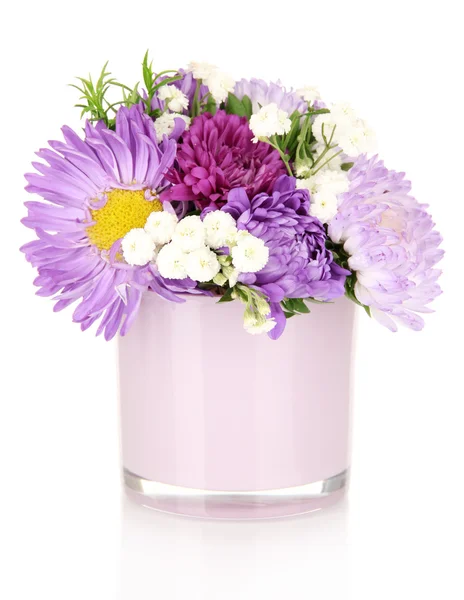 Красивый букет ярких цветов в стеклянной вазе, изолированные на белом — стоковое фото