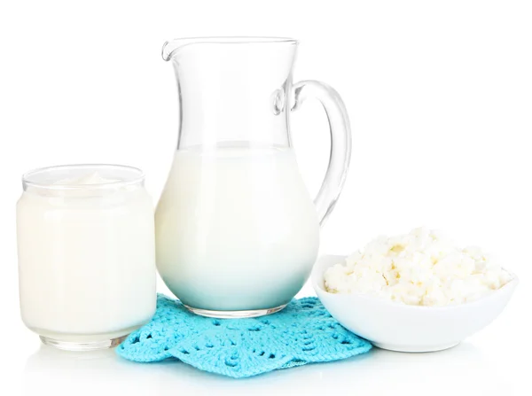 Produits laitiers frais isolés sur blanc — Photo