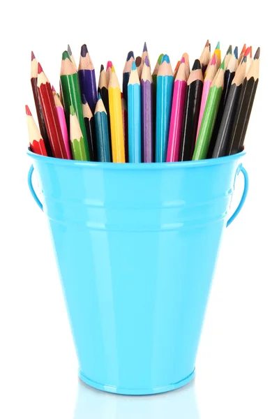 Seau de couleur avec crayons multicolores, isolé sur blanc — Photo