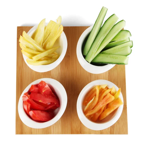 Verduras frescas brillantes cortan rebanadas en cuencos aislados en blanco —  Fotos de Stock