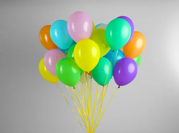 Kolorowe balony na szarym tle — Zdjęcie stockowe