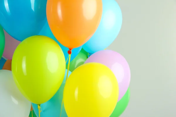 Färgglada ballonger på grå bakgrund — Stockfoto