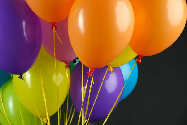 Kolorowe balony na czarnym tle — Zdjęcie stockowe
