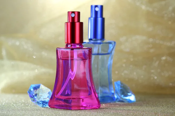 Mulheres perfume em belas garrafas, de perto — Fotografia de Stock