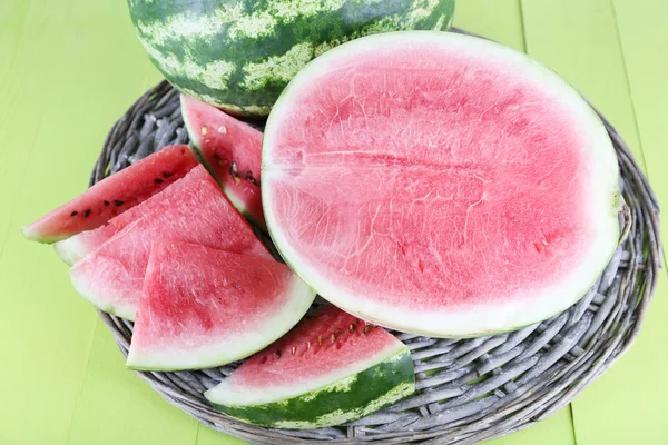 Mogen vattenmelon på wicker bricka på träbord — Stockfoto