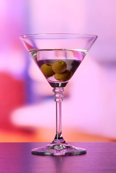 Martini with green olives on table in bar — Stock Photo, Image