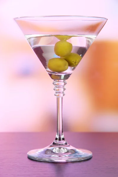 Martini with green olives on table in bar — Stock Photo, Image