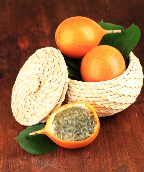 Passion fruits in wicker basket on table close-up — Stock Photo, Image