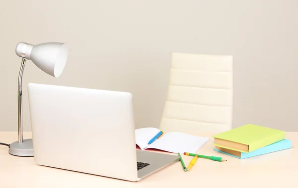 Posto di lavoro a casa con computer, da vicino — Foto Stock