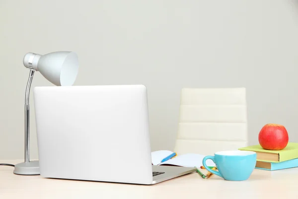 Posto di lavoro a casa con computer, da vicino — Foto Stock