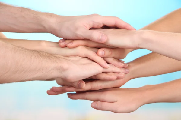 Vereinte Hände auf hellem Hintergrund. Konzeptionelles Foto von Teamwork — Stockfoto