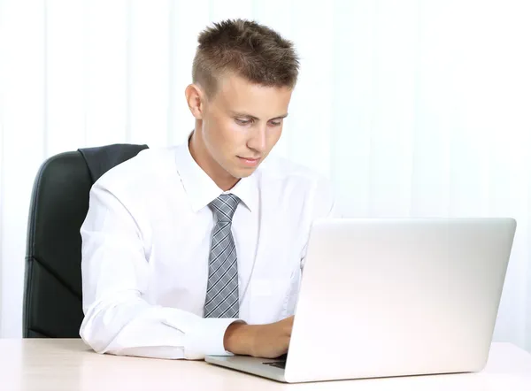 Portrait De Jeune Homme D'affaires Travaillant Au Bureau Image En Vente