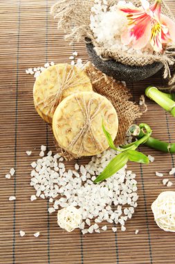 el yapımı Sabun ve deniz tuzu gri bambu hasır üzerinde