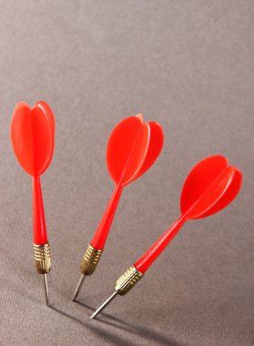 Dart gri arka plan üzerinde