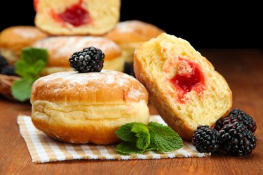 ahşap masa üzerinde meyveleri ile lezzetli börekler