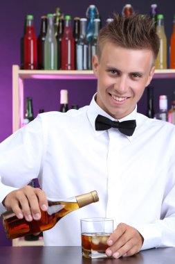 Barmen bardağına viski yağıyor