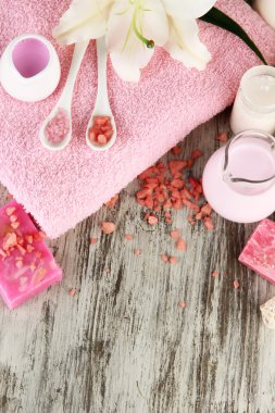 ahşap masa yakın çekim yapma lily ile güzel bir spa ayarı