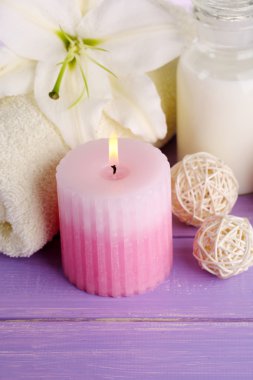 ahşap masa yakın çekim yapma lily ile güzel bir spa ayarı