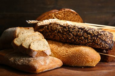 ahşap tahta üzerinde ekmek
