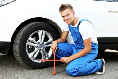 auto makinist tekerlek değiştirme