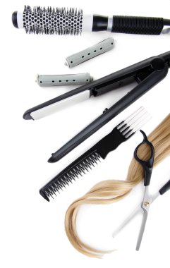 Profesyonel kuaför aletleri, beyaza izole edilmiş.