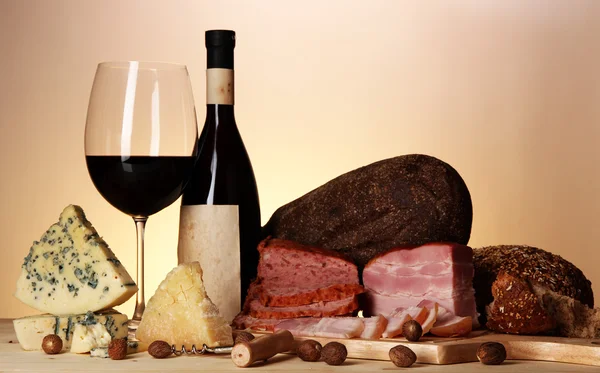 Изысканный натюрморт из вина, сыра и мясных продуктов — стоковое фото