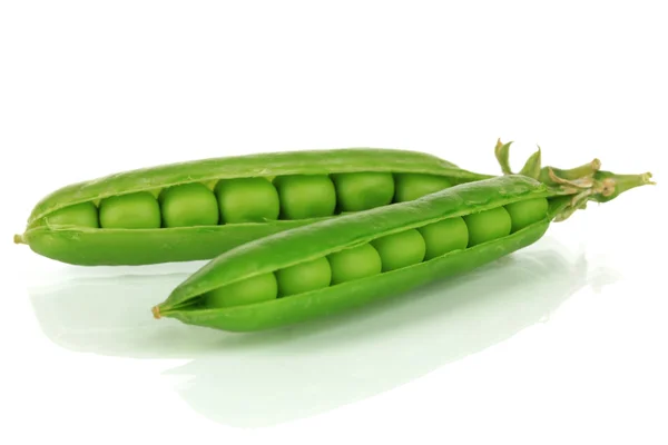 Słodki groszek zielony na białym tle — Zdjęcie stockowe