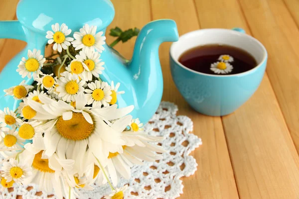 Ahşap masa yakın çekim üzerinde çaydanlığın içinde güzel buket chamomiles — Stok fotoğraf