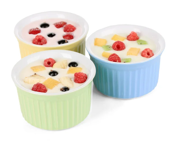 Delicioso yogur con fruta aislada en blanco —  Fotos de Stock