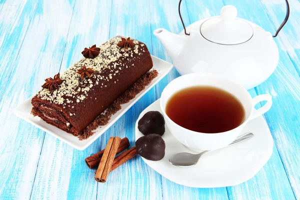 Rollo dulce con taza de té en primer plano de la mesa — Foto de Stock