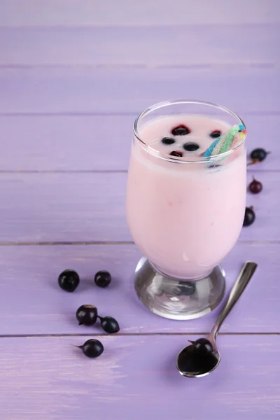 Ahşap masa yakın çekim blackberry ile lezzetli muzlu süt — Stok fotoğraf