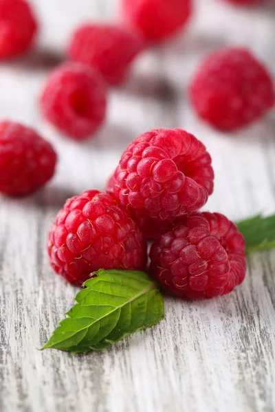 Ripe sweet raspberries on wooden background — Stock Photo, Image
