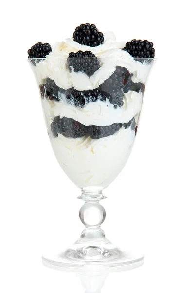 Přírodní jogurt s čerstvým ostružiny izolovaných na bílém — Stock fotografie