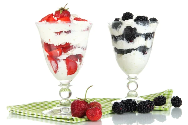 Yogur natural con bayas frescas aisladas en blanco — Foto de Stock