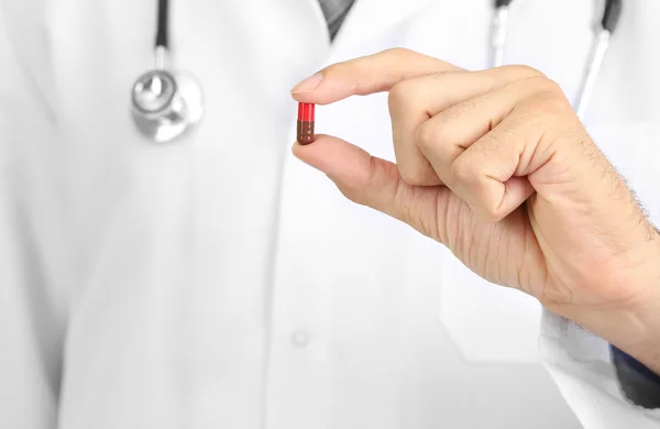 Arzt gibt Ihnen eine Pille — Stockfoto