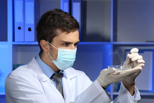 Joven científico de laboratorio con placa de Petri trabajando en laboratorio — Foto de Stock