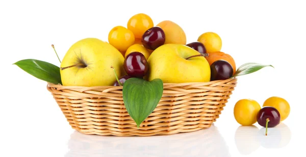 Frutas de verão brilhantes em cesta isolada em branco — Fotografia de Stock