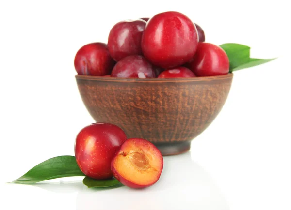 Ripe plums in bowl isolated on white — Stock Photo, Image