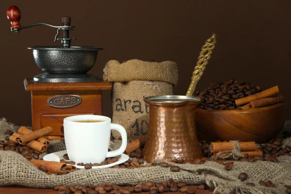 Metalltürke und Kaffeetasse auf dunklem Hintergrund — Stockfoto
