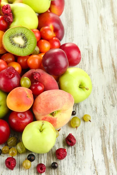 Assortiment van sappige vruchten, op houten achtergrond — Stockfoto