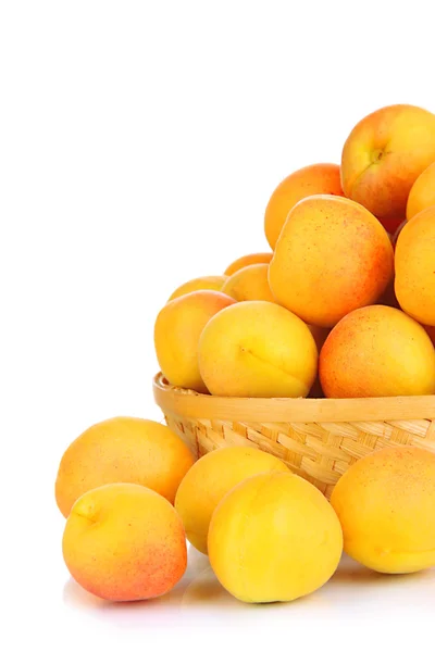 Verse natuurlijke abrikoos in rieten mand geïsoleerd op wit — Stockfoto