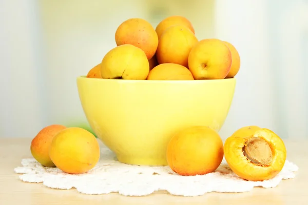 Albaricoque natural fresco en tazón en la mesa en la cocina — Foto de Stock