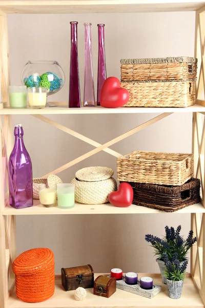 Hermosos estantes blancos con diferentes objetos relacionados con el hogar, en el fondo de la pared de color — Foto de Stock