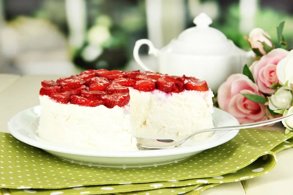 나무 테이블에 흰 접시에 신선한 딸기와 치즈 케이크 — 스톡 사진